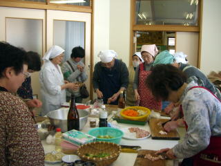 ツアー客と地元のお母さんが一緒に調理
