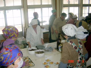 梅津先生と料理の手順の確認