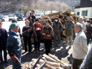 炭焼きについて、地元の方から説明
