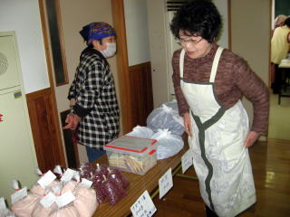料理の食材も即売