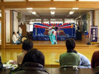 大股神楽（鳥舞）でツアー客を歓迎