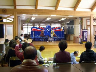 囲炉裏で焼いている川魚のいい香が・・・・