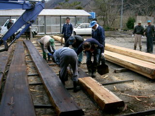 新しい橋板の腐食防止作業（Ｈ18）