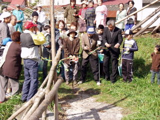 町長も交えてテープカット