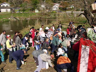 橋の架け替えを祝って餅まき