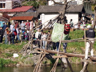 権現様を先頭に地域の三世代家族から渡り初め