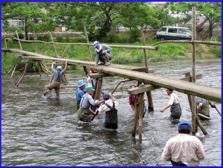 地域の皆さんの力が集結（修復作業）