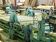 ２&times;４パネル加工ライン